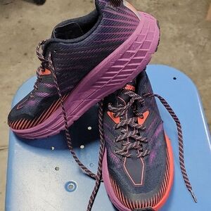 Hoka One One . Womens SPEEDGOAT 4.   9.5 Like New !
